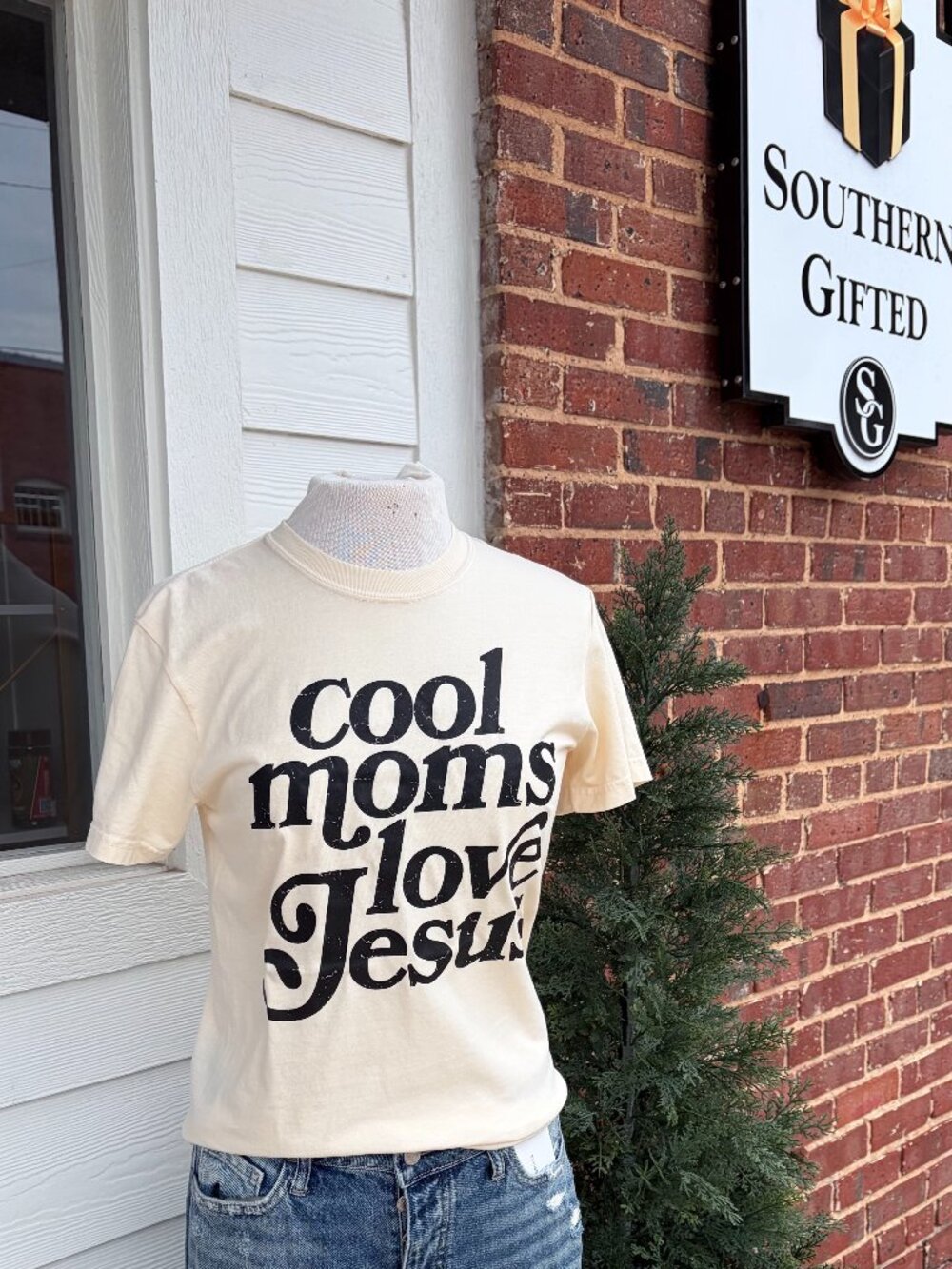 Cool Moms Love Jesus Graphic Tee